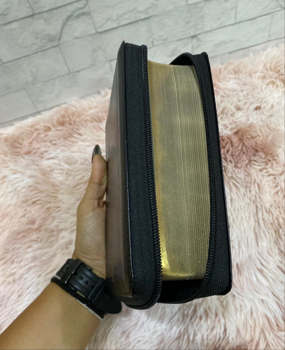 Biblia pequeña letra grande 11 puntos con cierre y canto dorado versión RV60 con concordancia