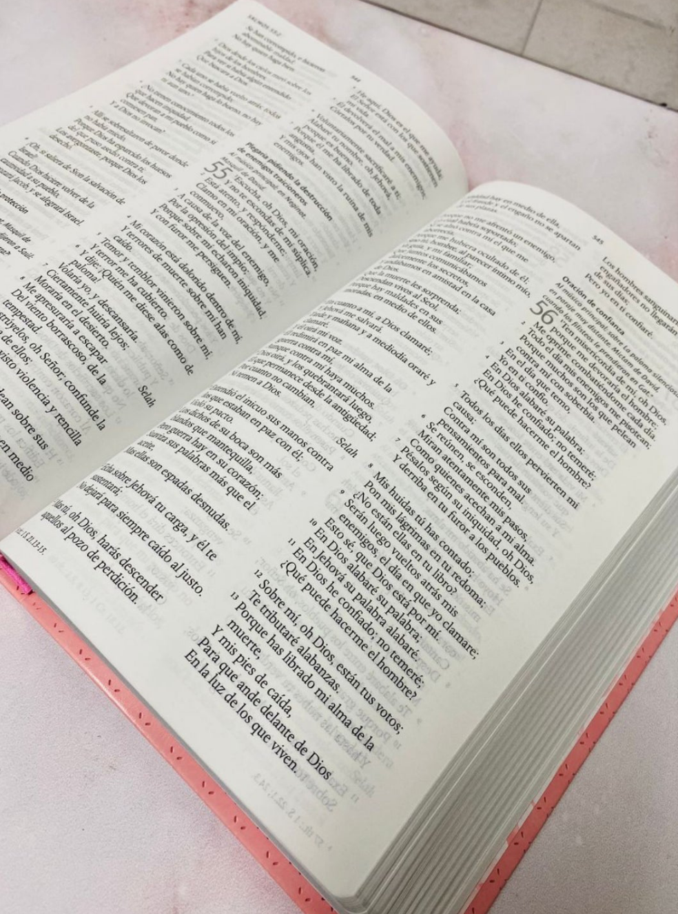 Biblia floreada en símil piel canto plateado letra mediana versión RV1960