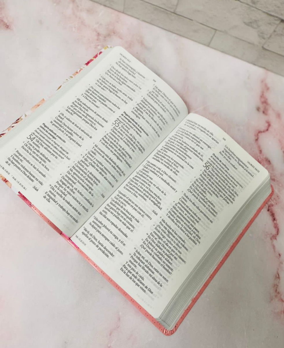 Biblia floreada en símil piel canto plateado letra mediana versión RV1960