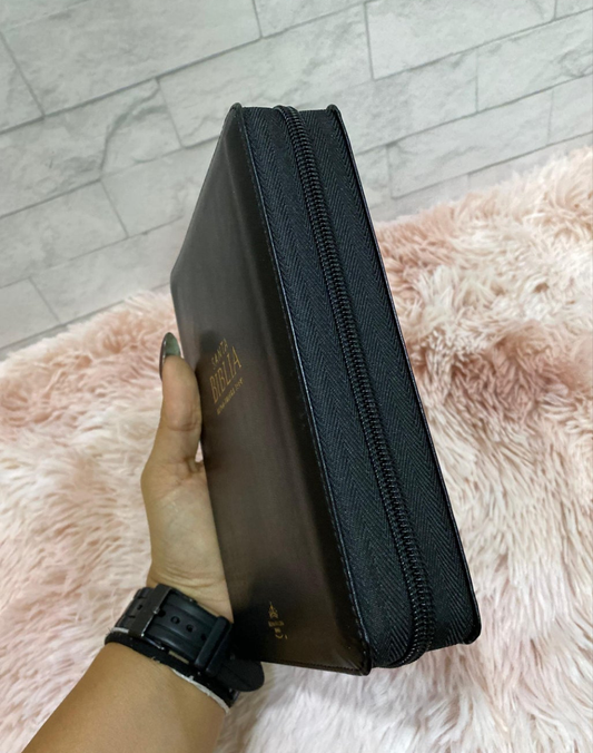Biblia pequeña letra grande 11 puntos con cierre y canto dorado versión RV60 con concordancia
