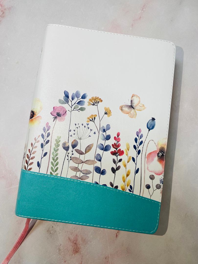 Biblia con devocional de la mujer conforme al corazón de Dios en símil piel canto dorado versión RV1960