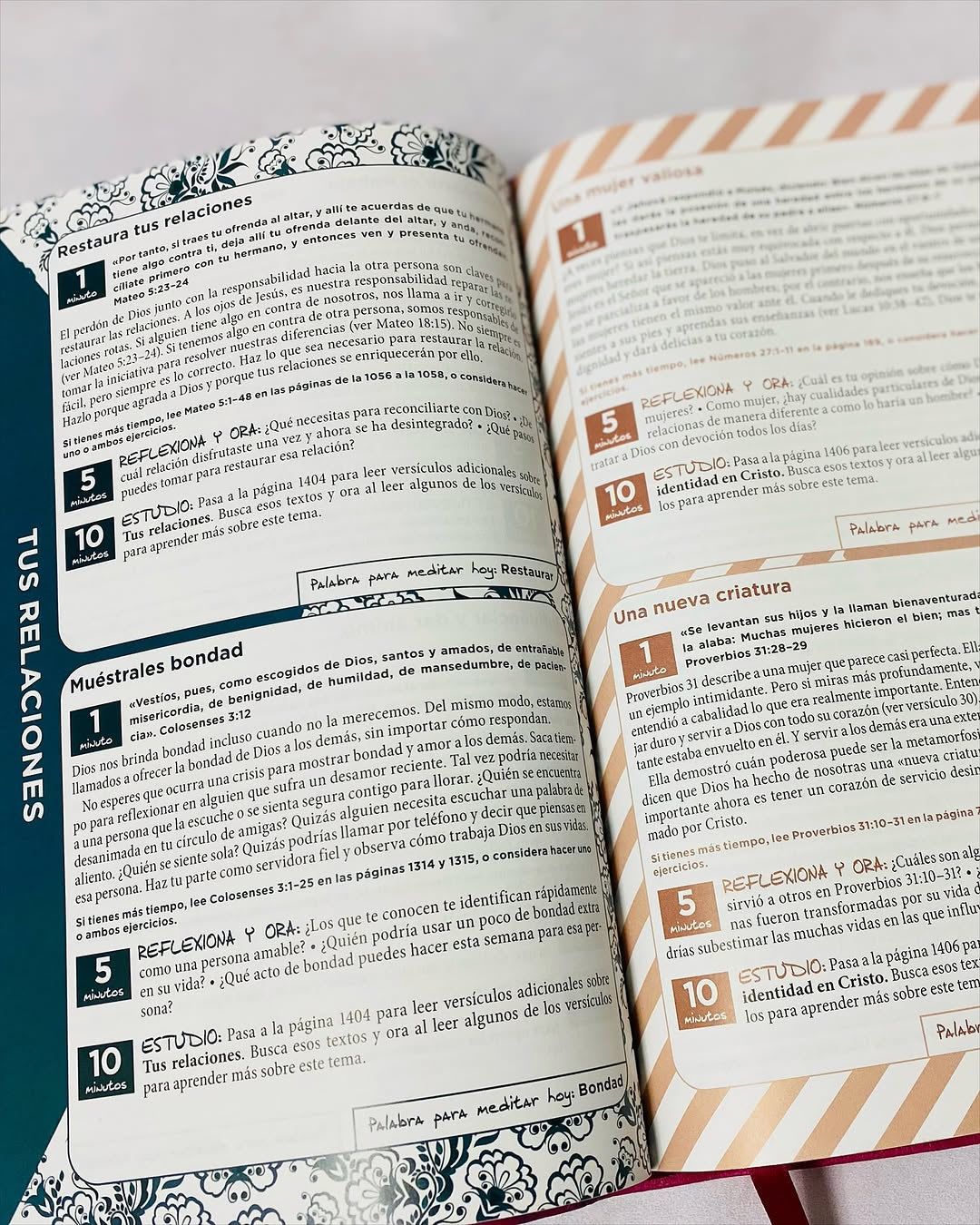 Biblia con devocional mamá ocupada en símil piel versión RV1960 letra grande