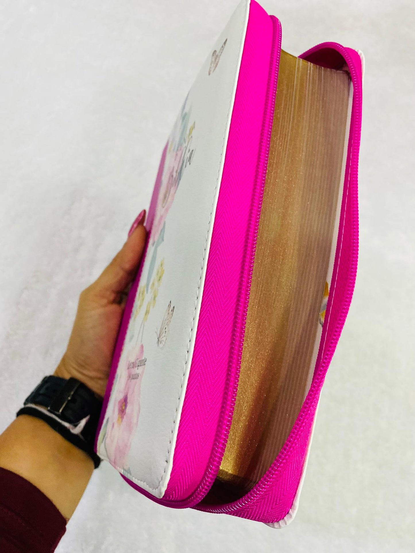 Biblia símil piel letra gigante 14 puntos con cierre y canto dorado versión RV1960 y concordancia