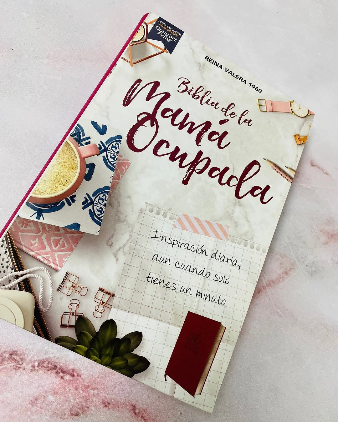 Biblia con devocional mamá ocupada en símil piel versión RV1960 letra grande