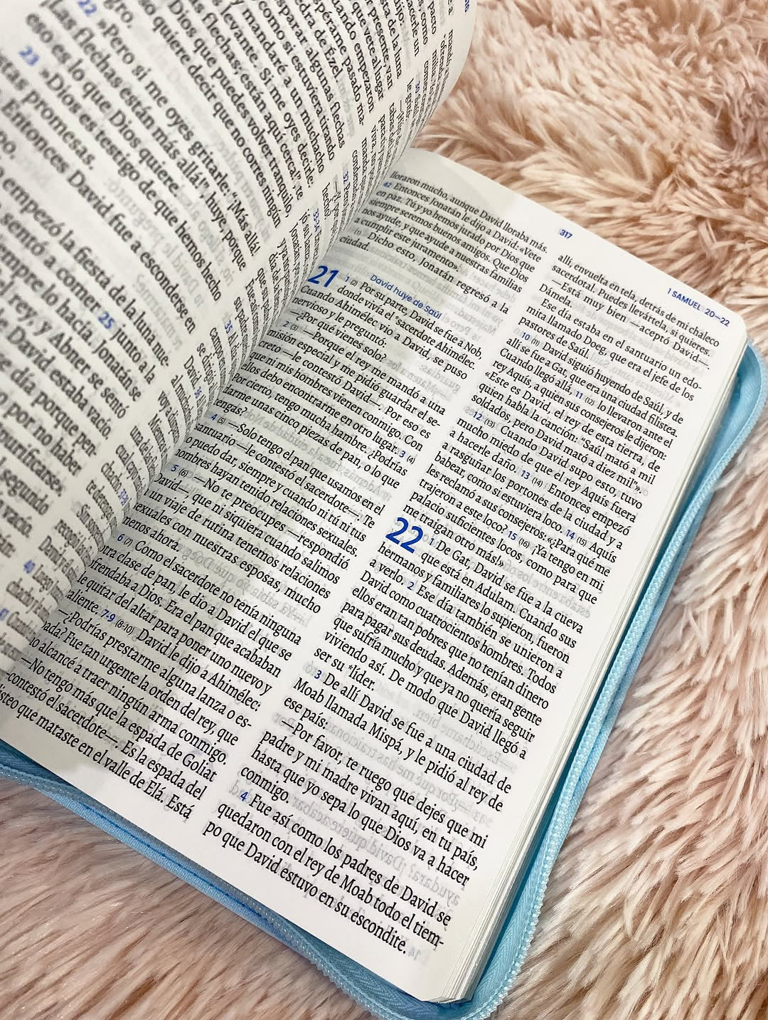 Biblia valiosa letra grande versión TLA con cierre canto plateado