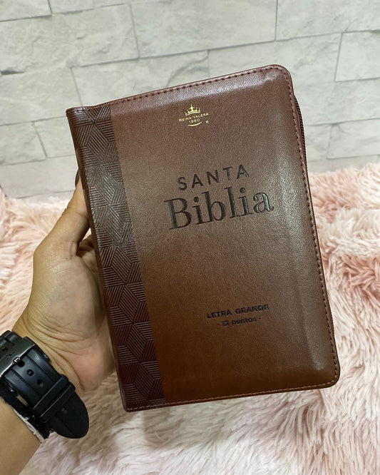 Biblia mediana con letra grande 12 puntos color marrón versión RV1960 con cierre y canto dorado