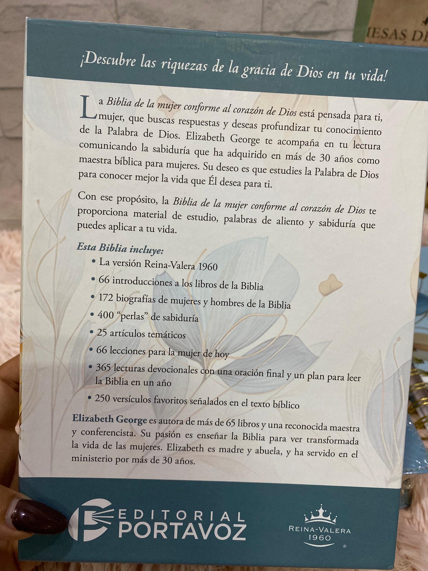Biblia con devocional mujer conforme al corazón de Dios en símil piel canto plateado versión RV1960