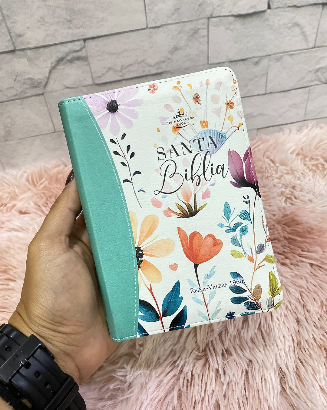 Biblia de bolsillo letra mediana 8 puntos con cierre e índice canto floreado