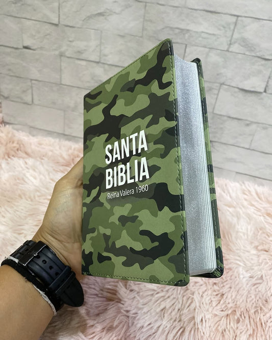 Biblia tamaño mediano letra grande 10 puntos diseño camuflado canto plateado con concordancia