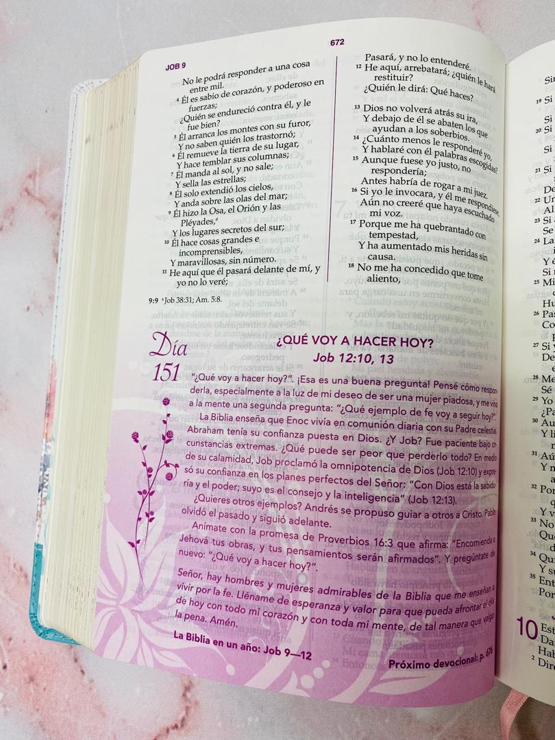 Biblia con devocional de la mujer conforme al corazón de Dios en símil piel canto dorado versión RV1960
