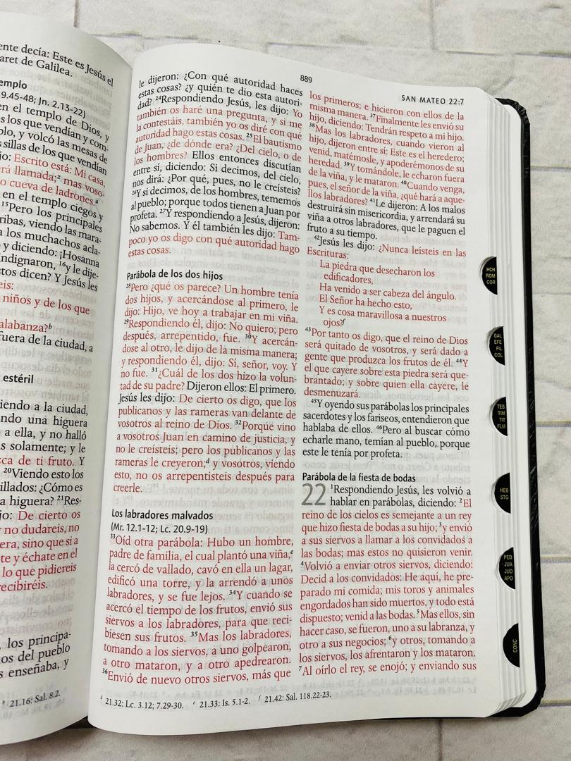 Biblia con devocional de la mujer conforme al corazón de Dios en símil piel canto dorado versión RV1960