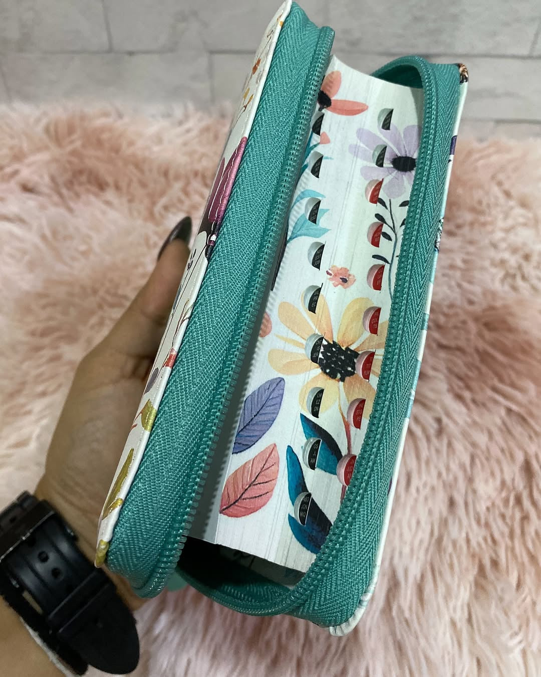 Biblia de bolsillo letra mediana 8 puntos con cierre e índice canto floreado