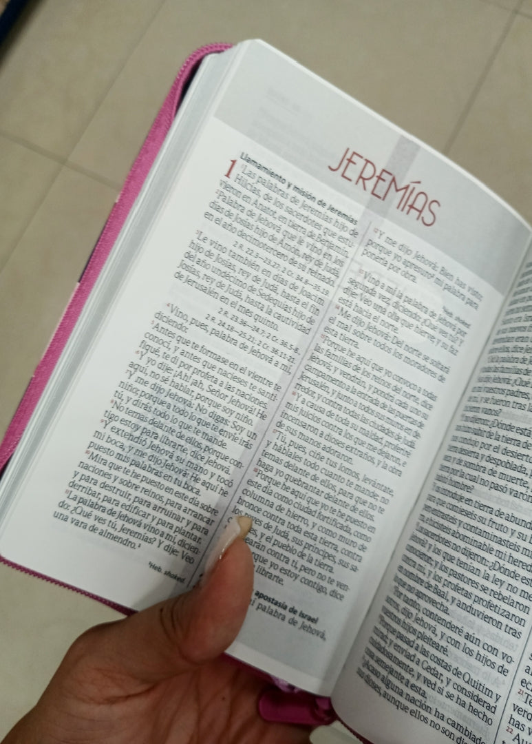 Biblia pequeña símil piel con cierre canto dorado versión RV60
