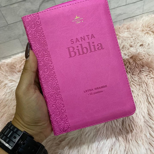 Biblia mediana con letra 12 puntos versión RV1960 color fucsia con cierre y canto dorado con concordancia