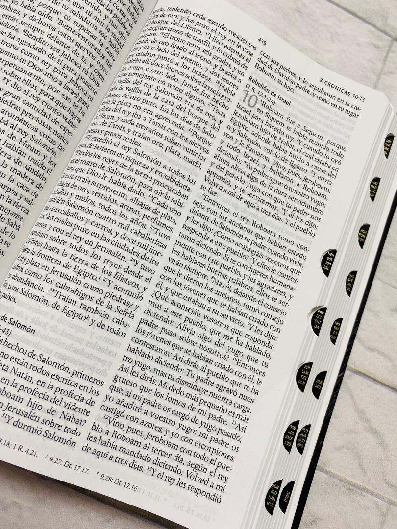 Biblia con devocional de la mujer conforme al corazón de Dios en símil piel canto dorado versión RV1960