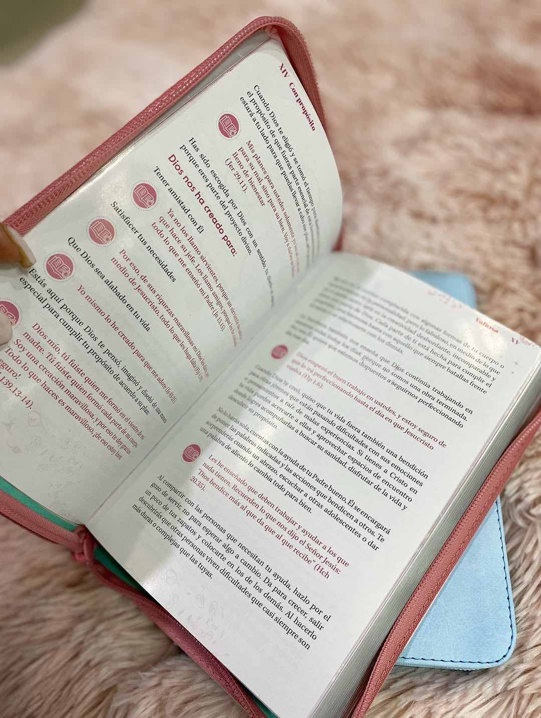 Biblia valiosa letra grande versión TLA con cierre canto plateado