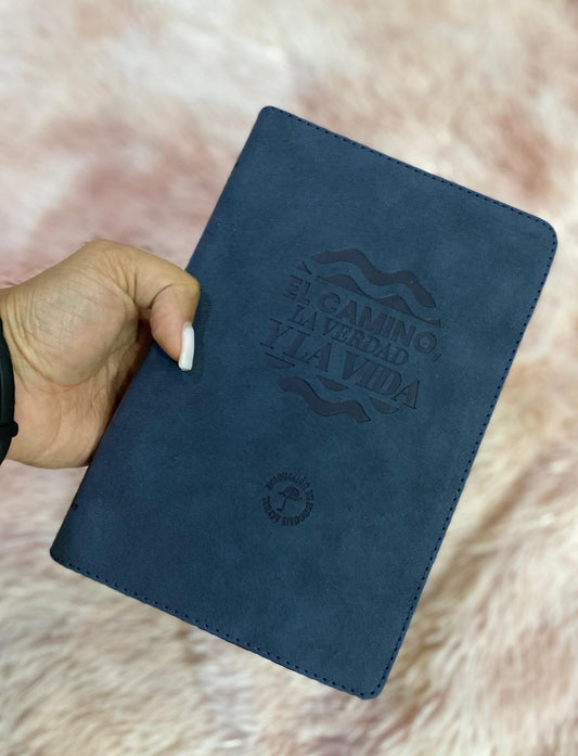 Biblia letra grande versión TLA con cierre y canto plateado