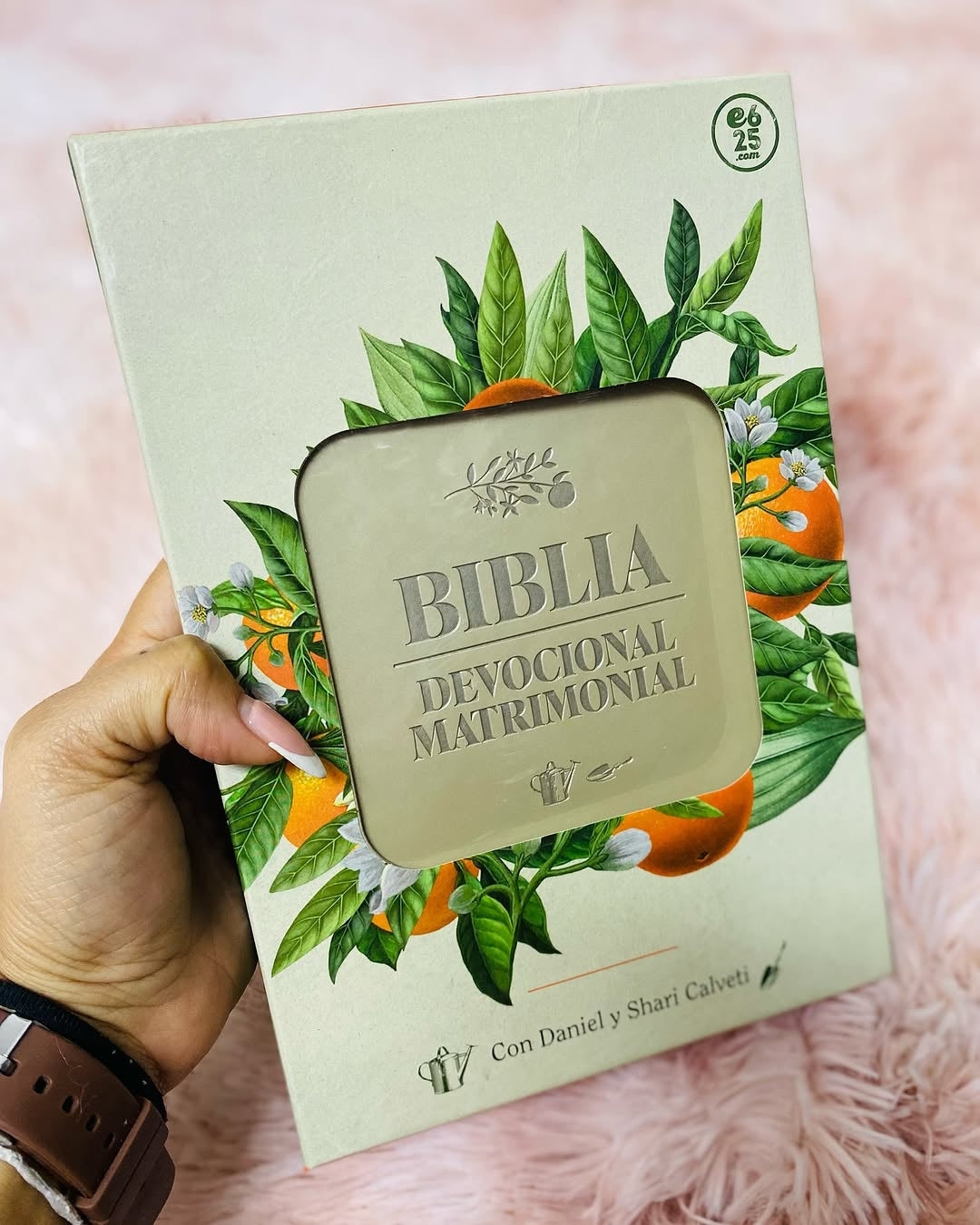 Biblia devocional matrimonial símil piel en letra mediana versión NBV