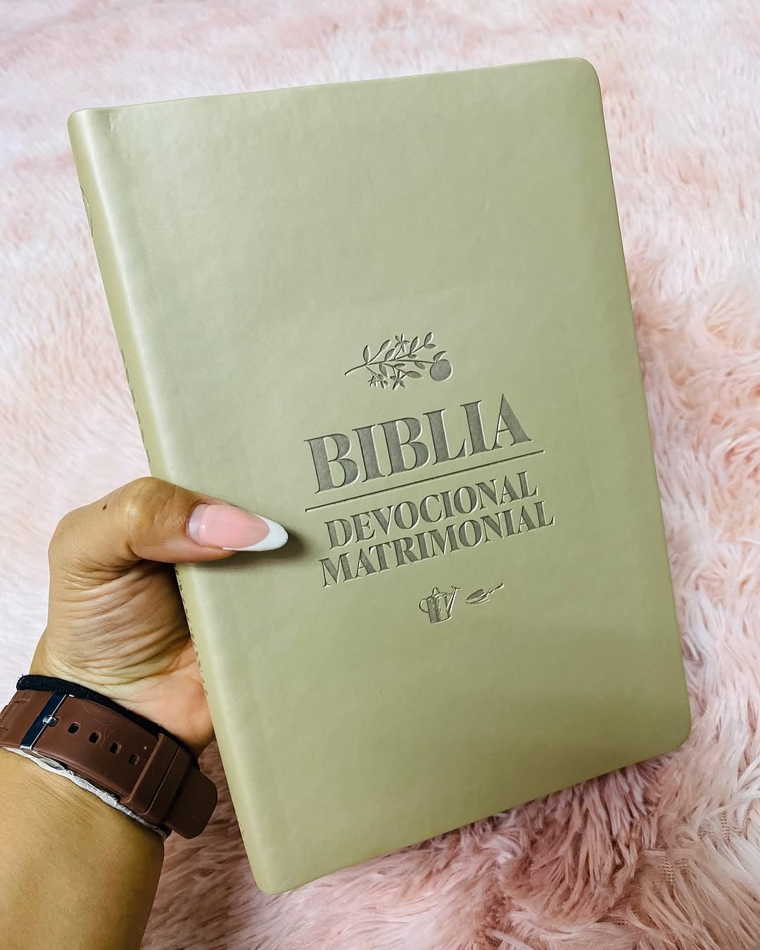 Biblia devocional matrimonial símil piel en letra mediana versión NBV