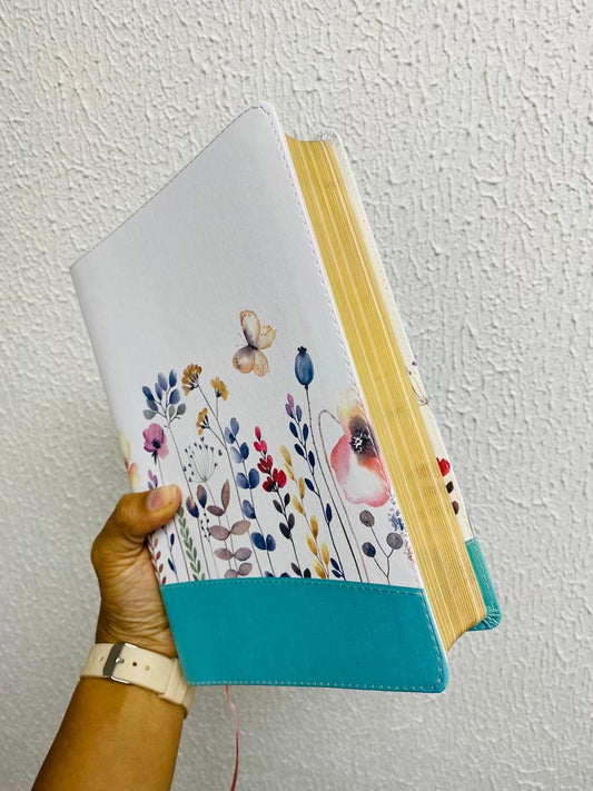 Biblia con devocional de la mujer conforme al corazón de Dios en símil piel canto dorado versión RV1960