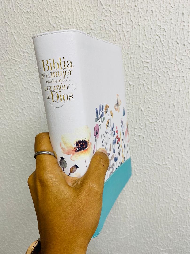 Biblia con devocional de la mujer conforme al corazón de Dios en símil piel canto dorado versión RV1960