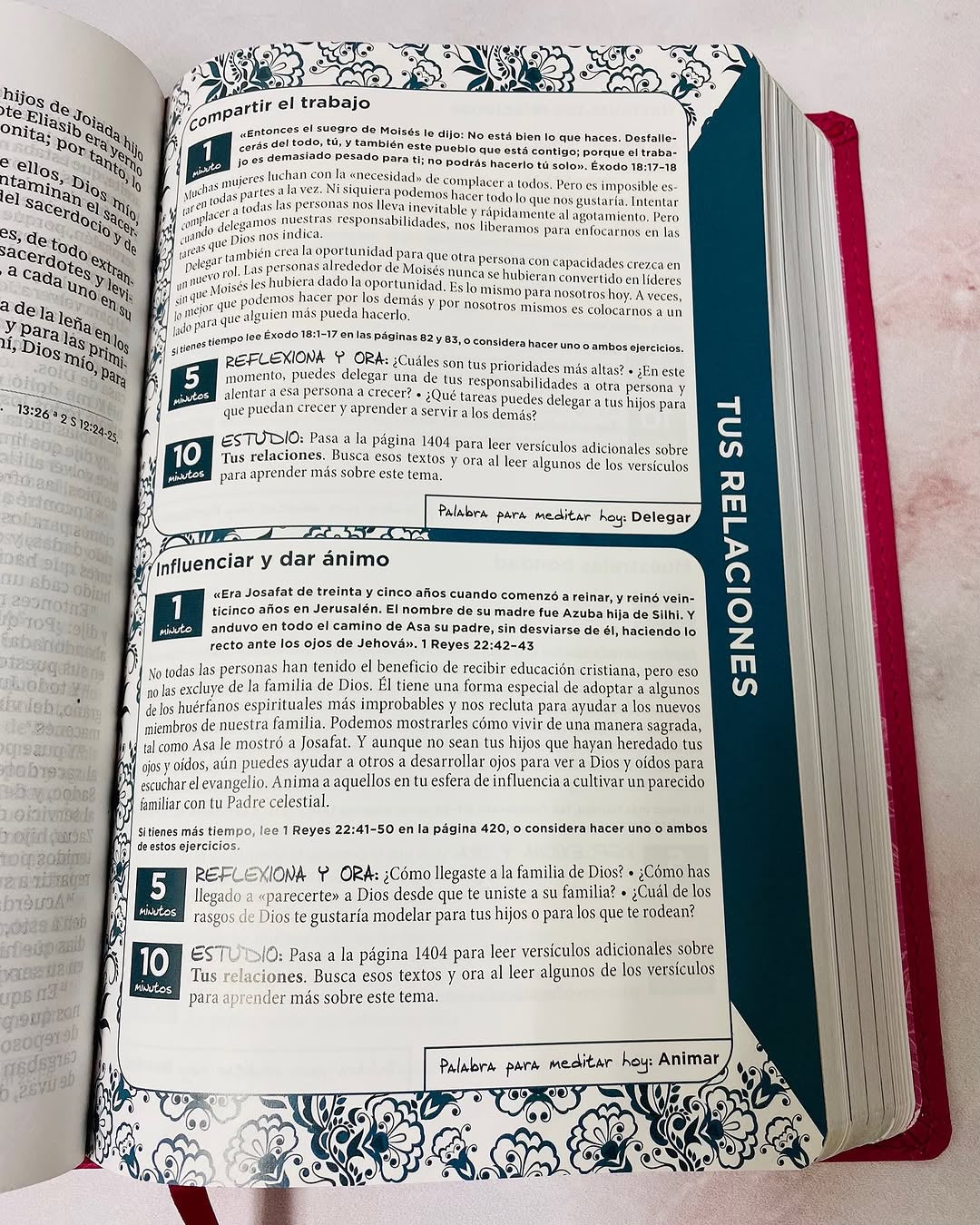 Biblia con devocional mamá ocupada en símil piel versión RV1960 letra grande