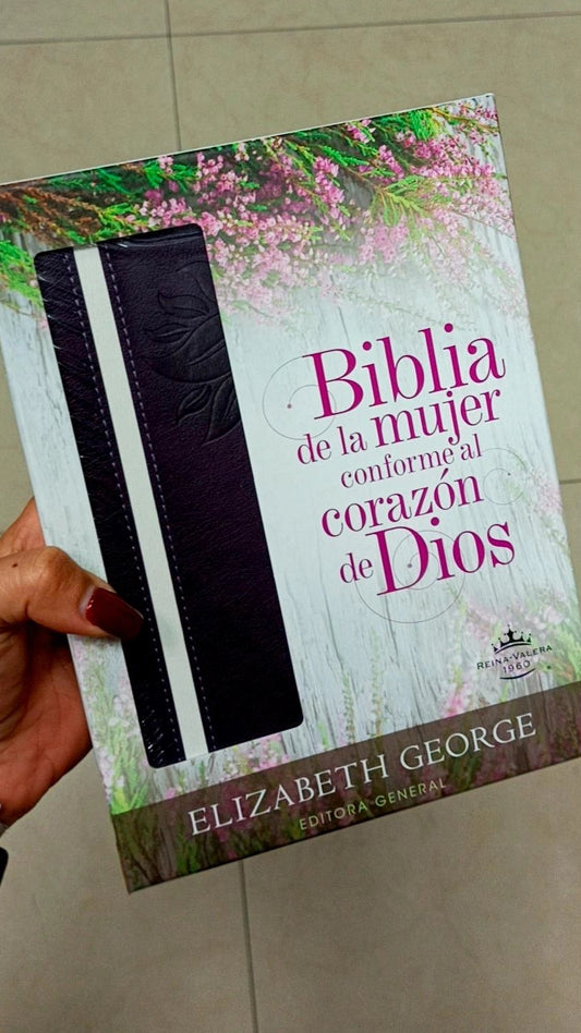 Biblia con devocional mujer conforme al corazón de Dios en símil piel canto plateado versión RV1960