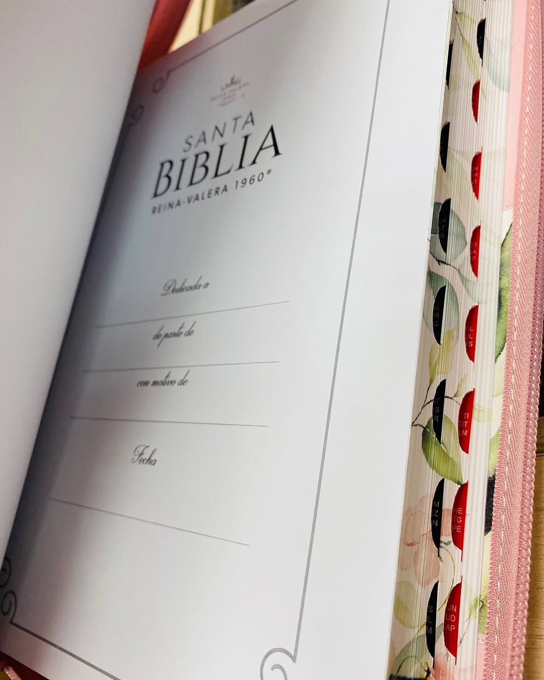 Biblia letra gigante 15 puntos con cierre e índice y canto floreado versión RV60 con concordancia