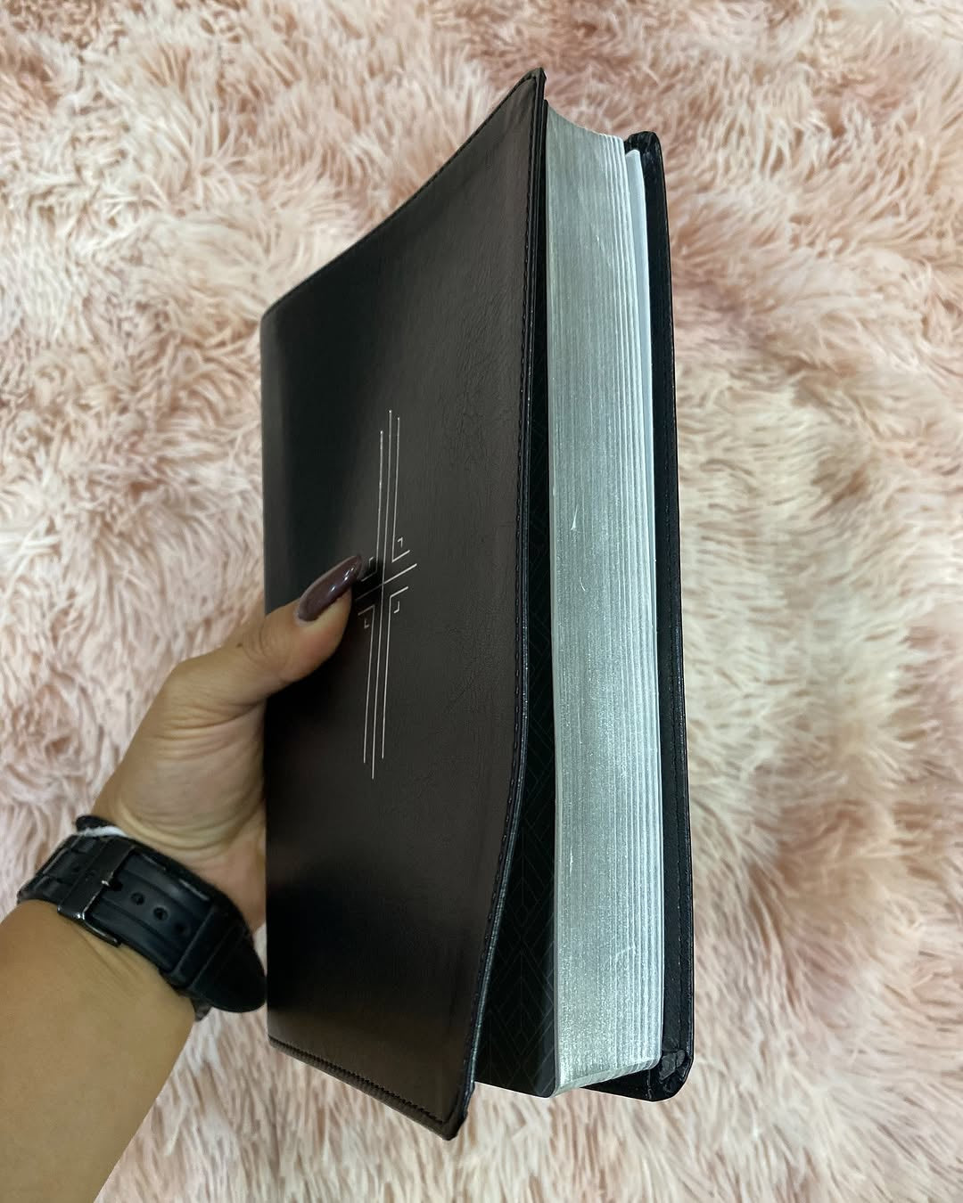 Biblia en símil piel versión NTV letra mediana canto plateado palabras de Jesús en rojo