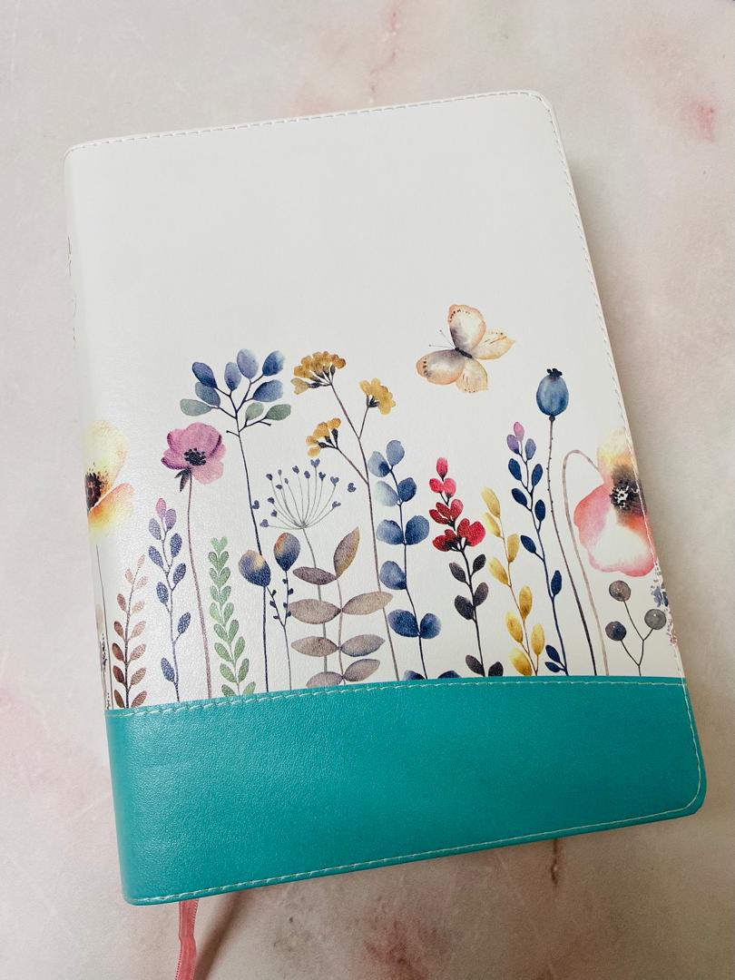 Biblia con devocional de la mujer conforme al corazón de Dios en símil piel canto dorado versión RV1960