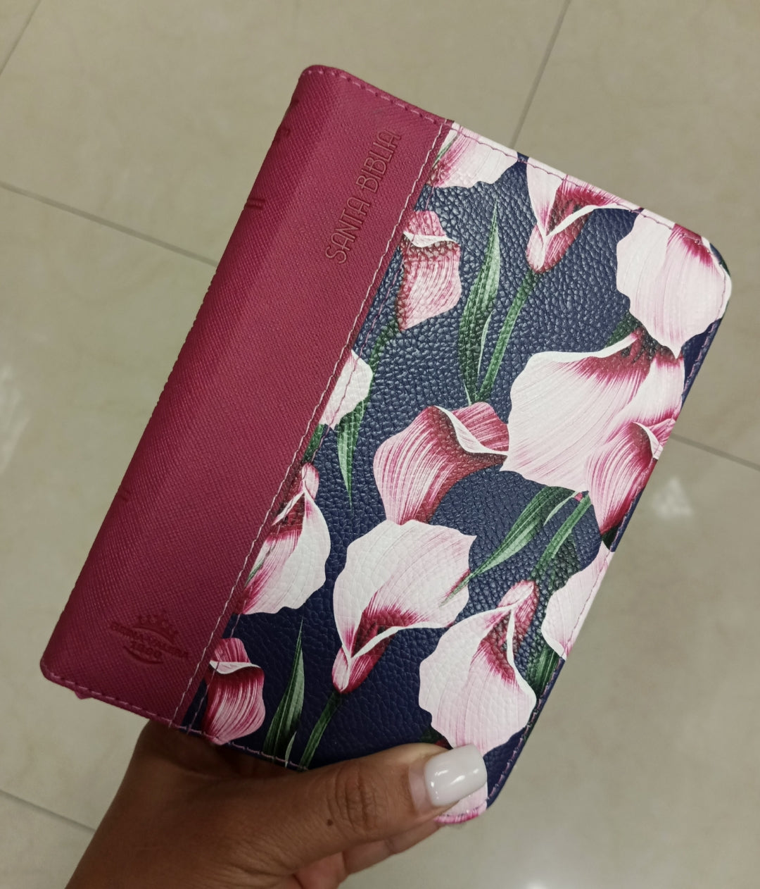Biblia pequeña símil piel con cierre canto dorado versión RV60
