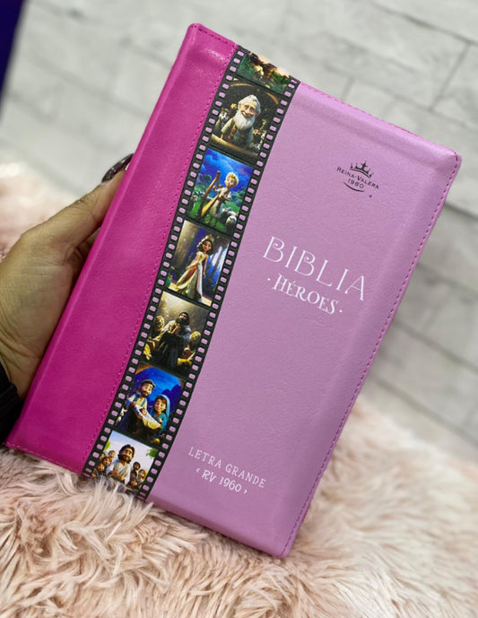 Biblia de héroes para niñas con caricaturas letra grande versión RV1960 y cierre
