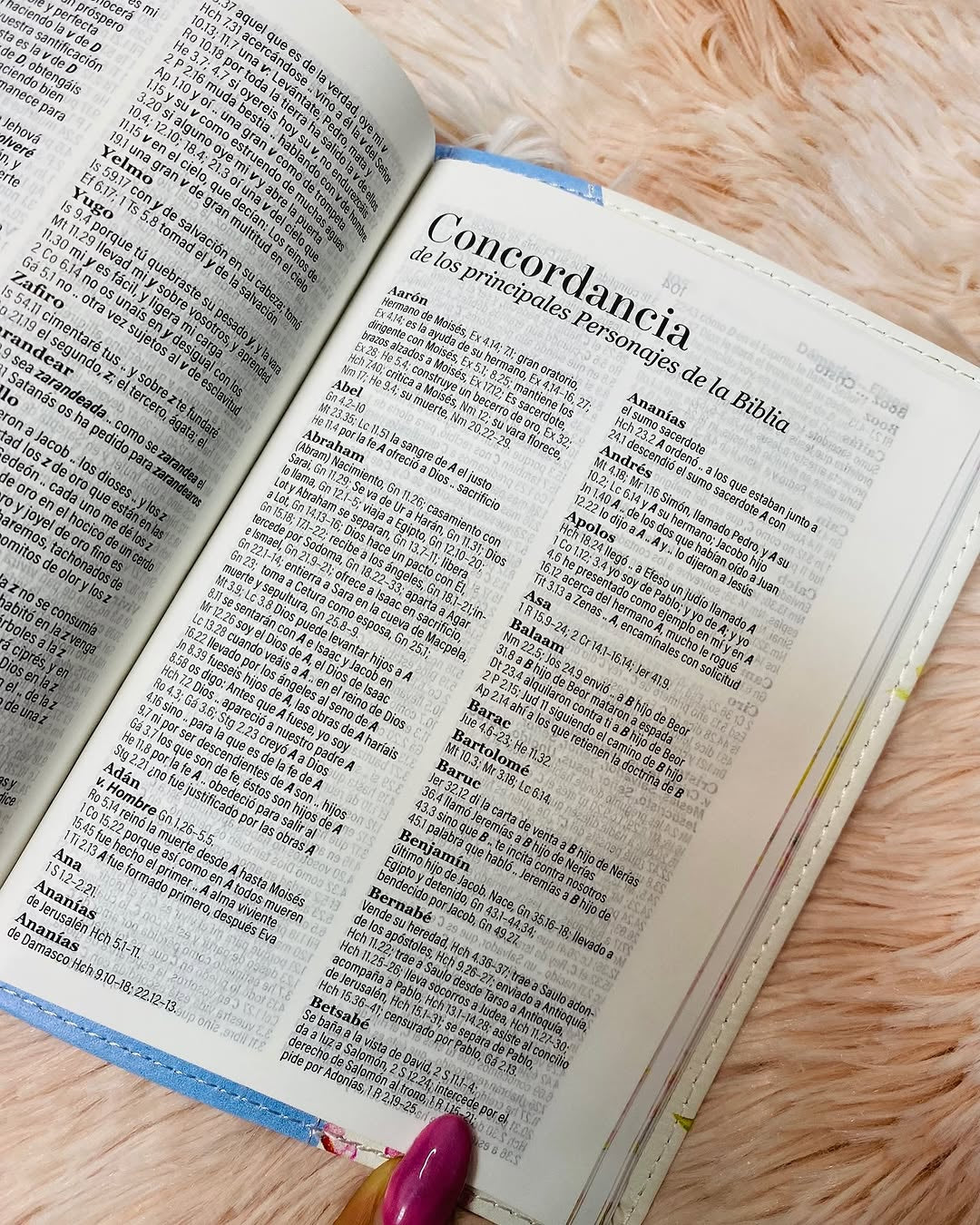 Biblia de bolsillo letra mediana 8 puntos canto floreado versión RV1960 palabras de Jesús en rojo con concordancia
