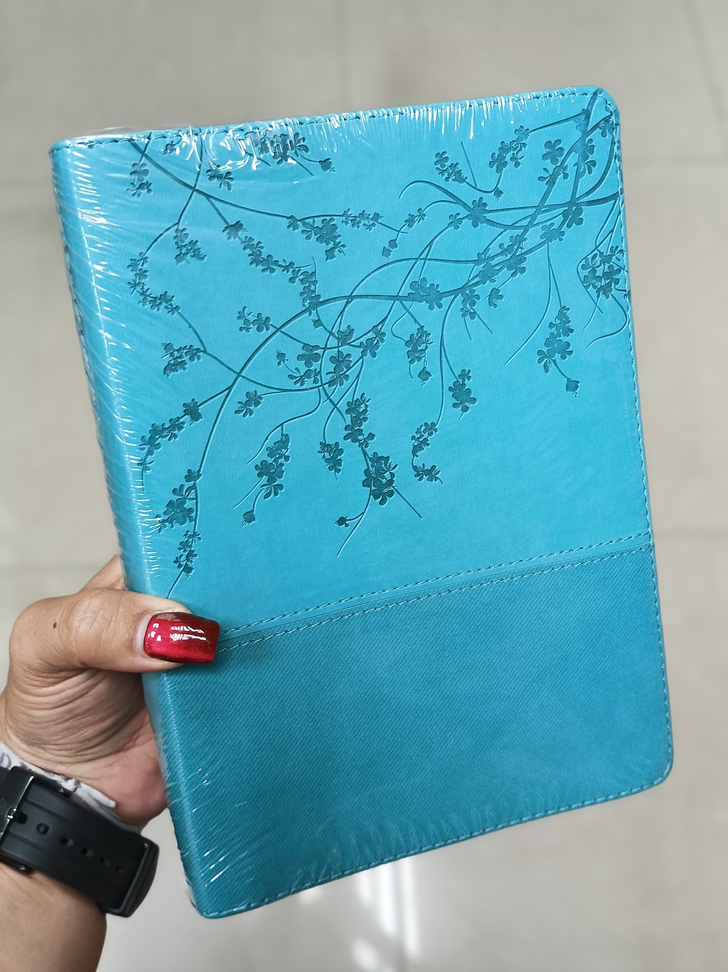 Biblia con devocional mujer conforme al corazón de Dios en símil piel canto plateado versión RV1960