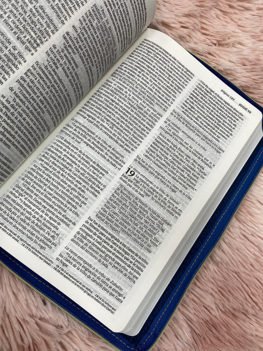 Biblia versión NTV con cierre ultradelgada letra mediana