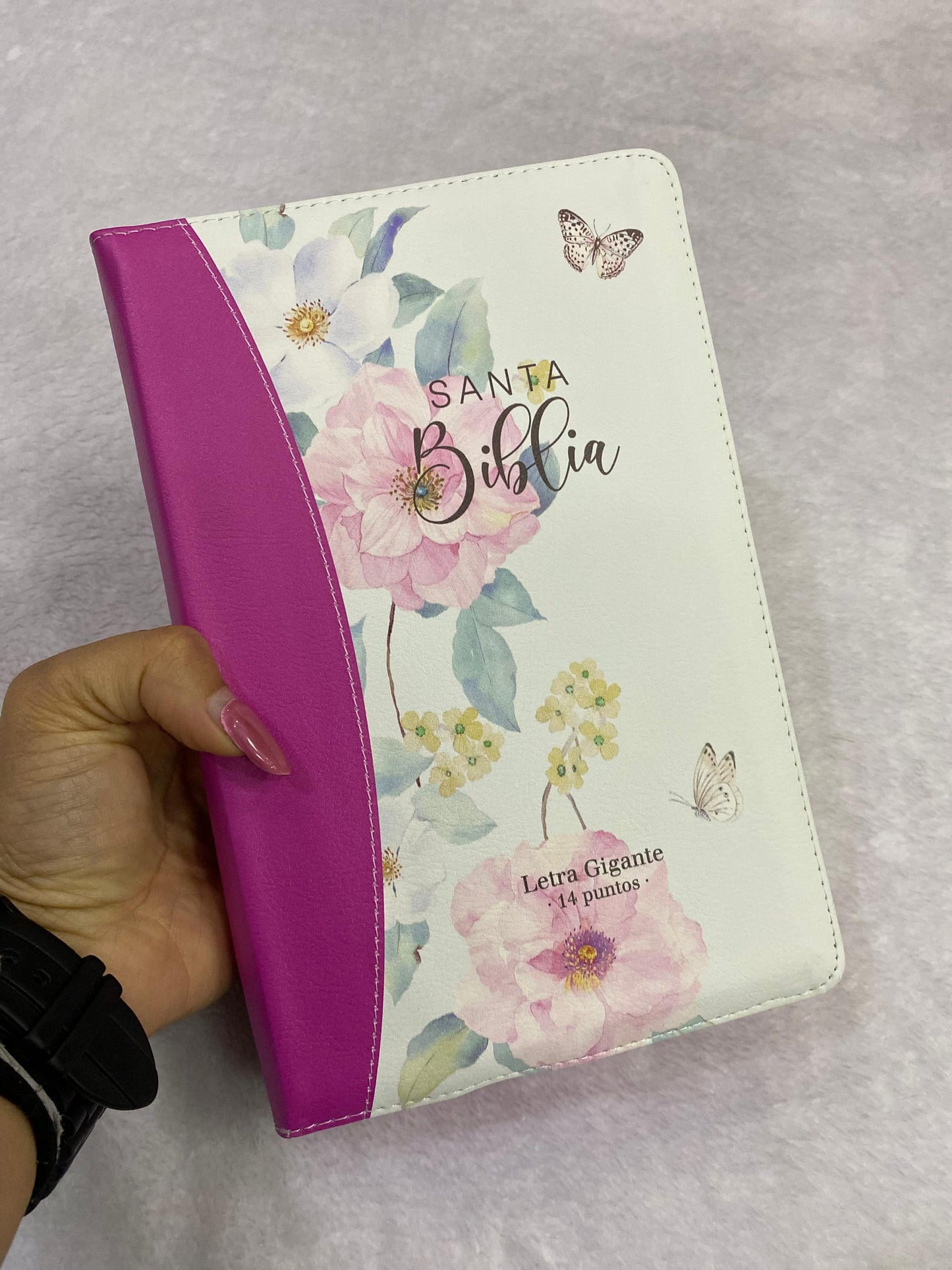 Biblia símil piel letra gigante 14 puntos con cierre y canto dorado versión RV1960 y concordancia