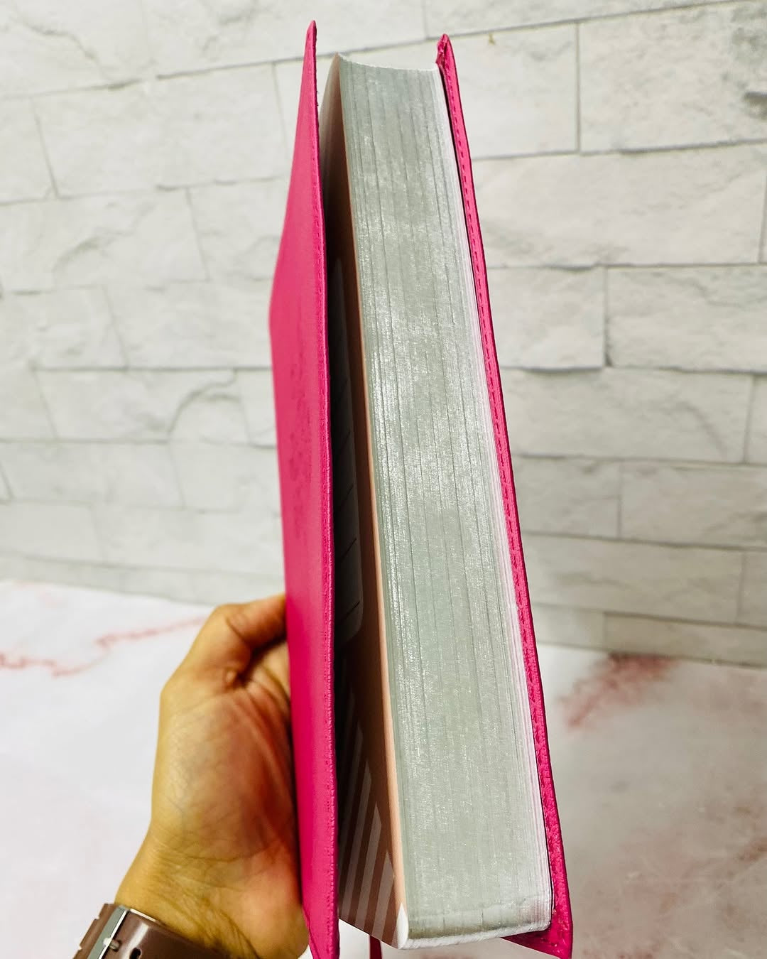 Biblia con devocional mamá ocupada en símil piel versión RV1960 letra grande
