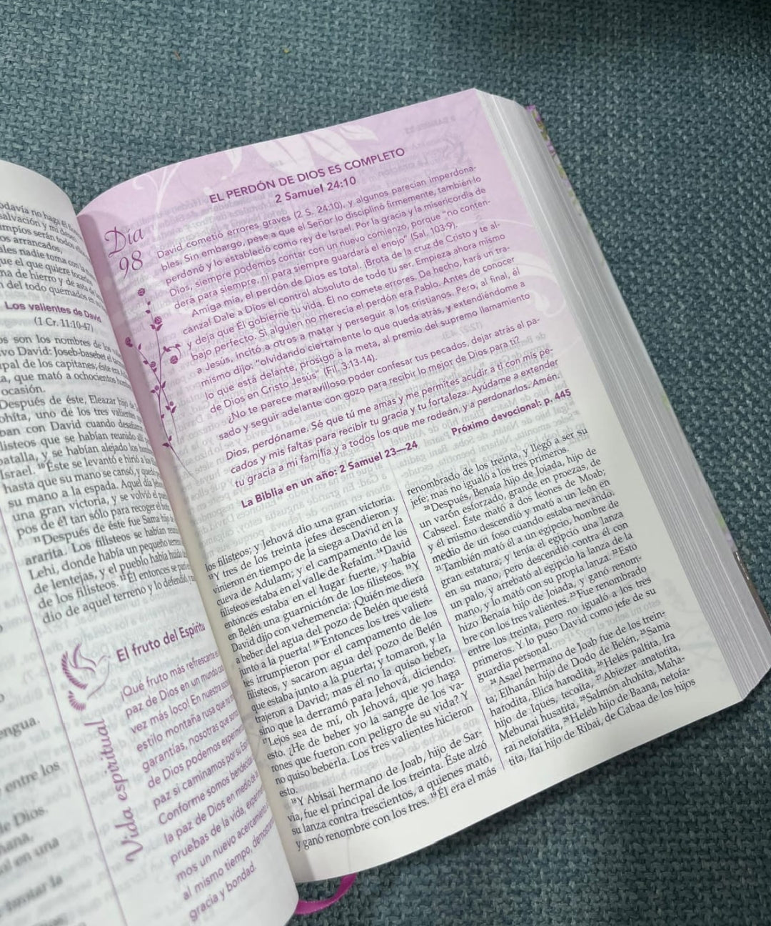 Biblia con devocional de la mujer conforme al corazón de Dios versión RV1960