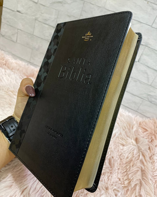 Biblia letra gigante 14 puntos versión RV1960 color negro con canto dorado y concordancia