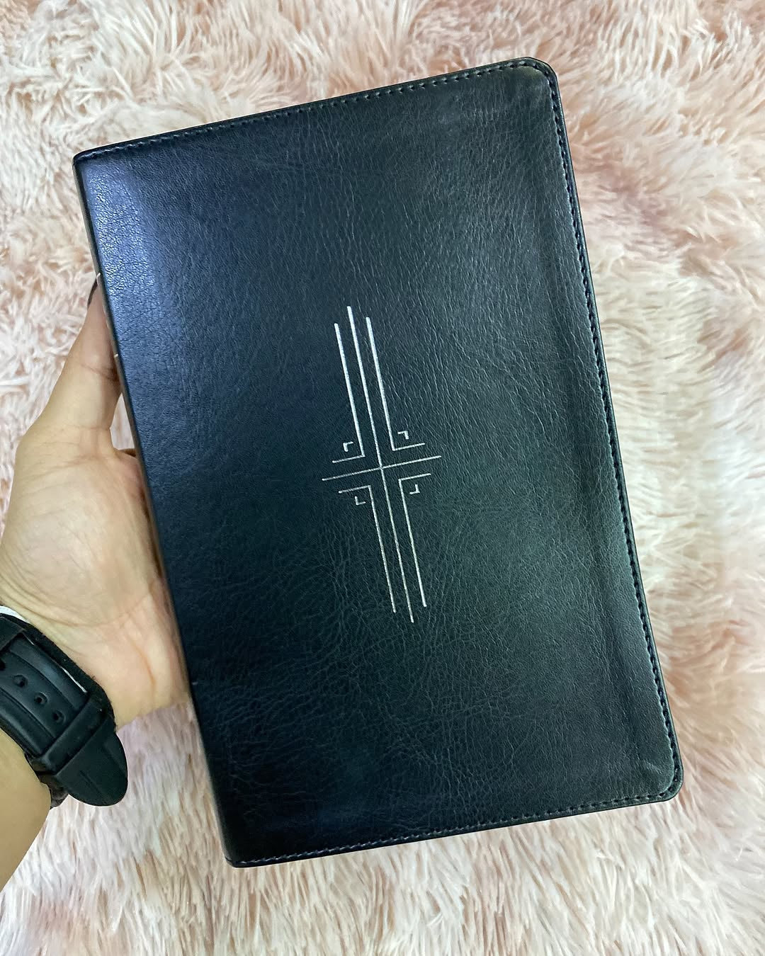 Biblia en símil piel versión NTV letra mediana canto plateado palabras de Jesús en rojo