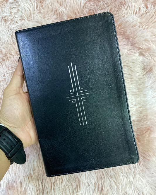 Biblia en símil piel versión NTV letra mediana canto plateado palabras de Jesús en rojo