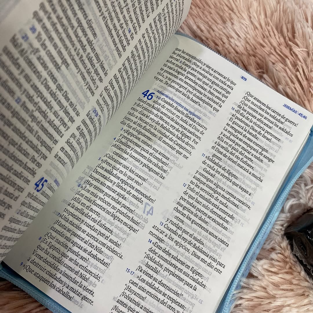 Biblia letra grande versión TLA canto plateado con cierre