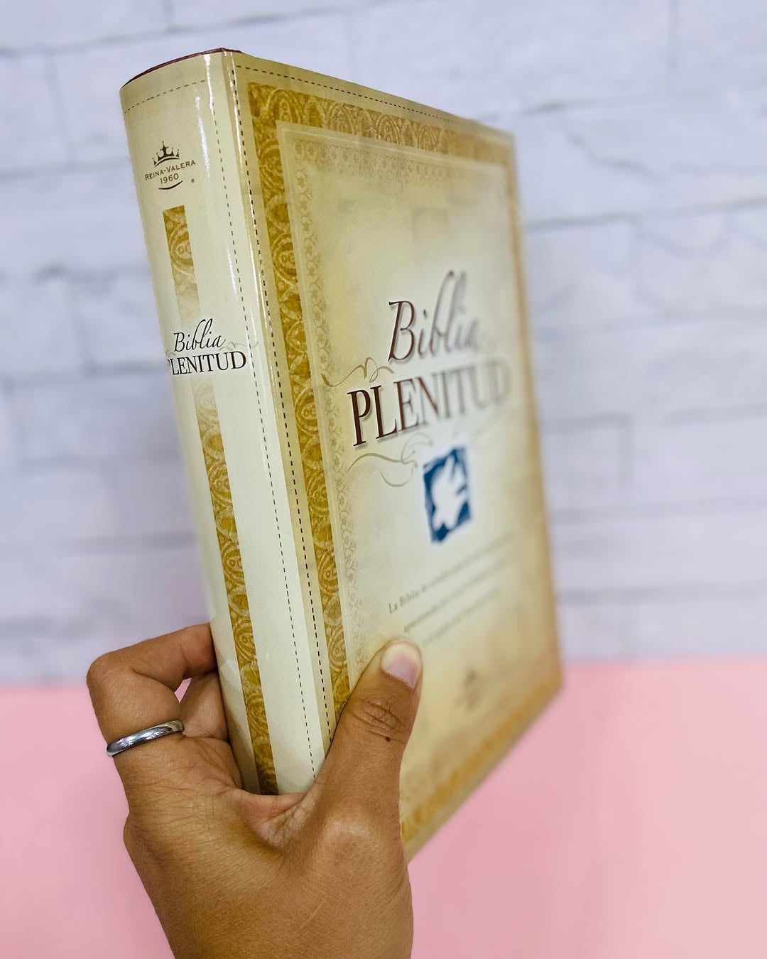 Biblia de estudio plenitud en tapa dura versión RV1960 letra mediana