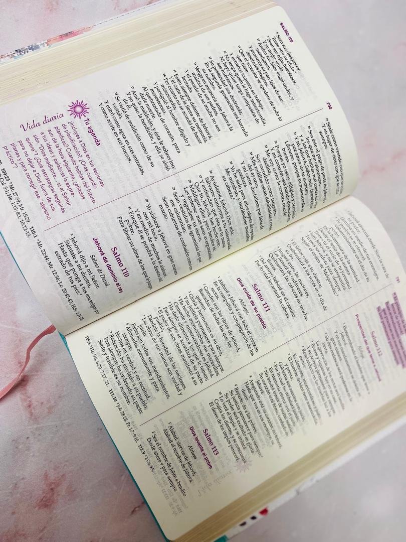 Biblia con devocional de la mujer conforme al corazón de Dios en símil piel canto dorado versión RV1960