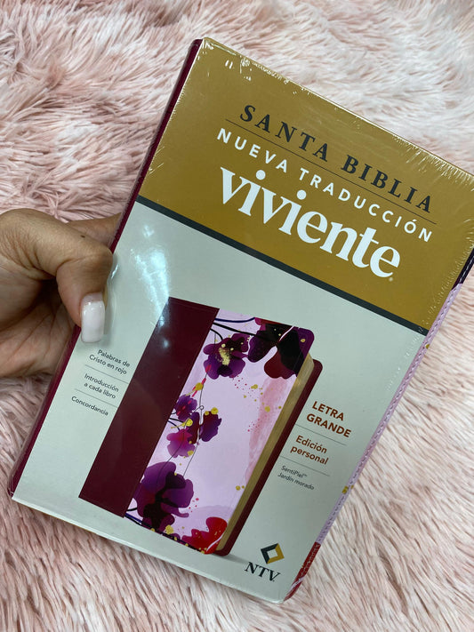 Biblia versión NTV en símil piel letra grande canto dorado con concordancia