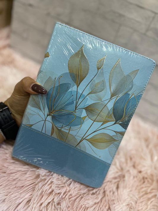 Biblia con devocional mujer conforme al corazón de Dios en símil piel canto plateado versión RV1960