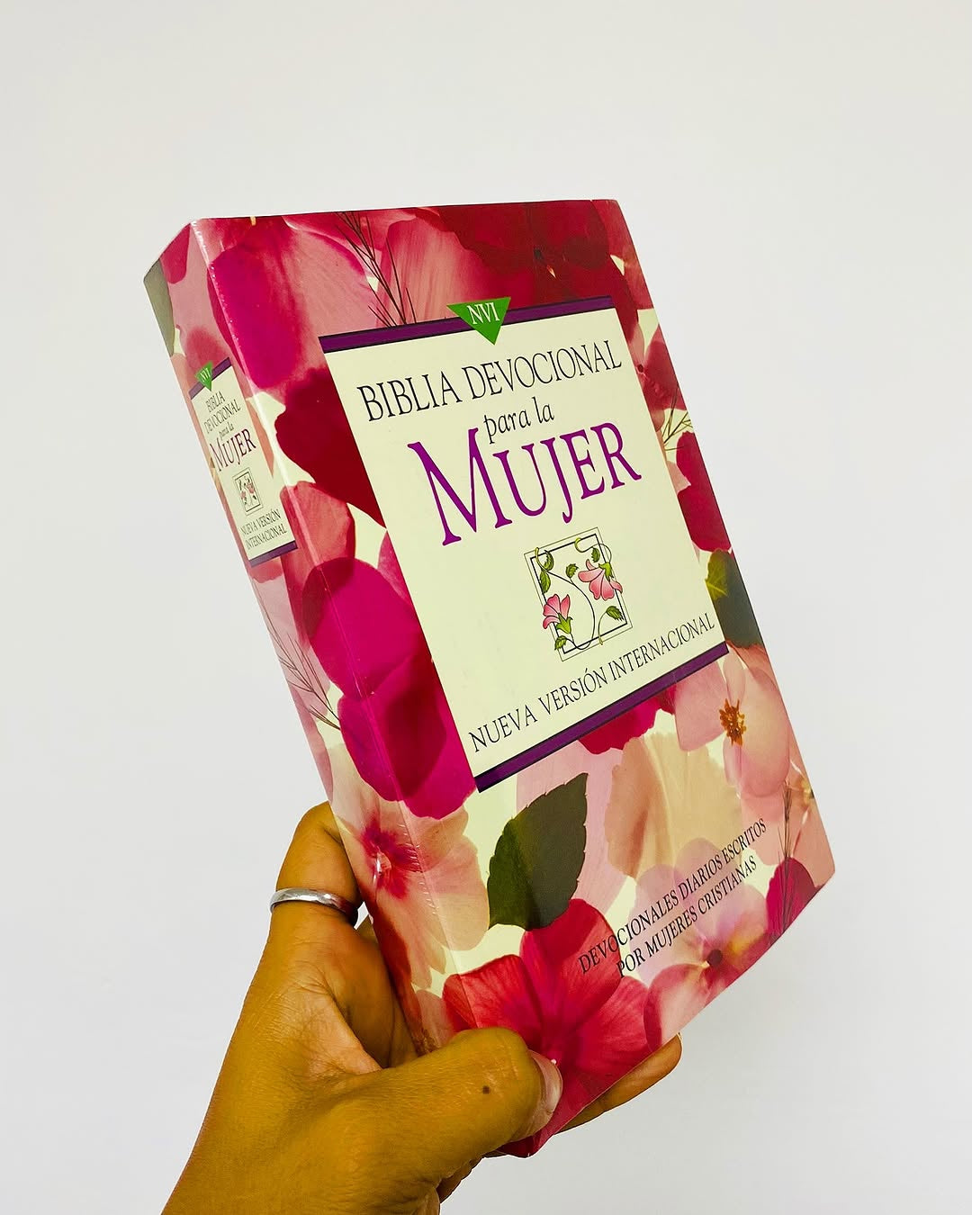 Biblia con devocional para la mujer tapa sencilla letra grande versión NVI