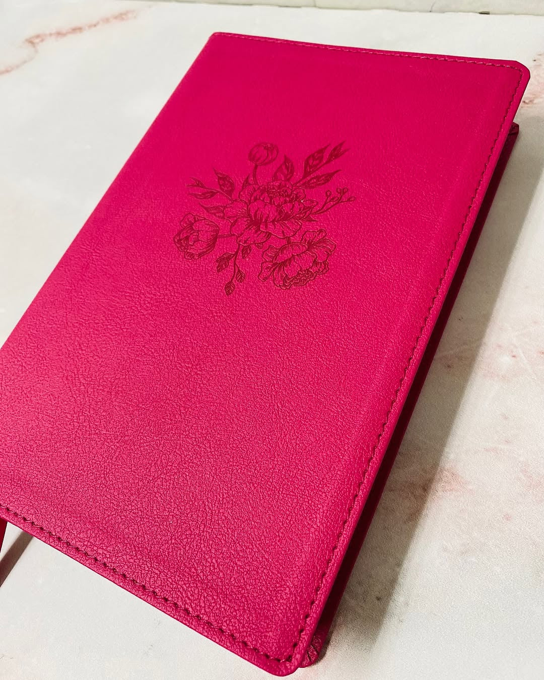 Biblia con devocional mamá ocupada en símil piel versión RV1960 letra grande