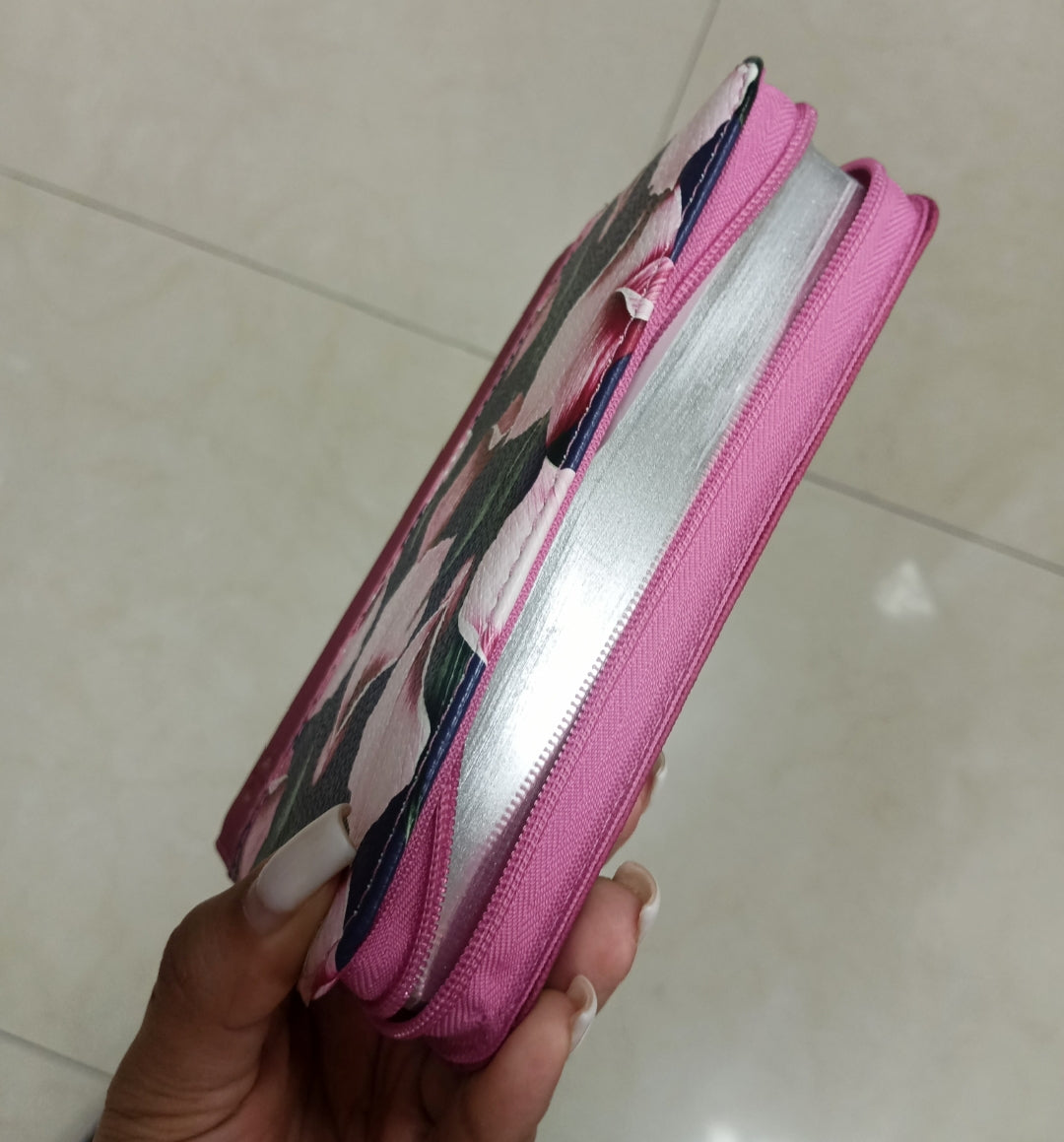 Biblia pequeña símil piel con cierre canto dorado versión RV60