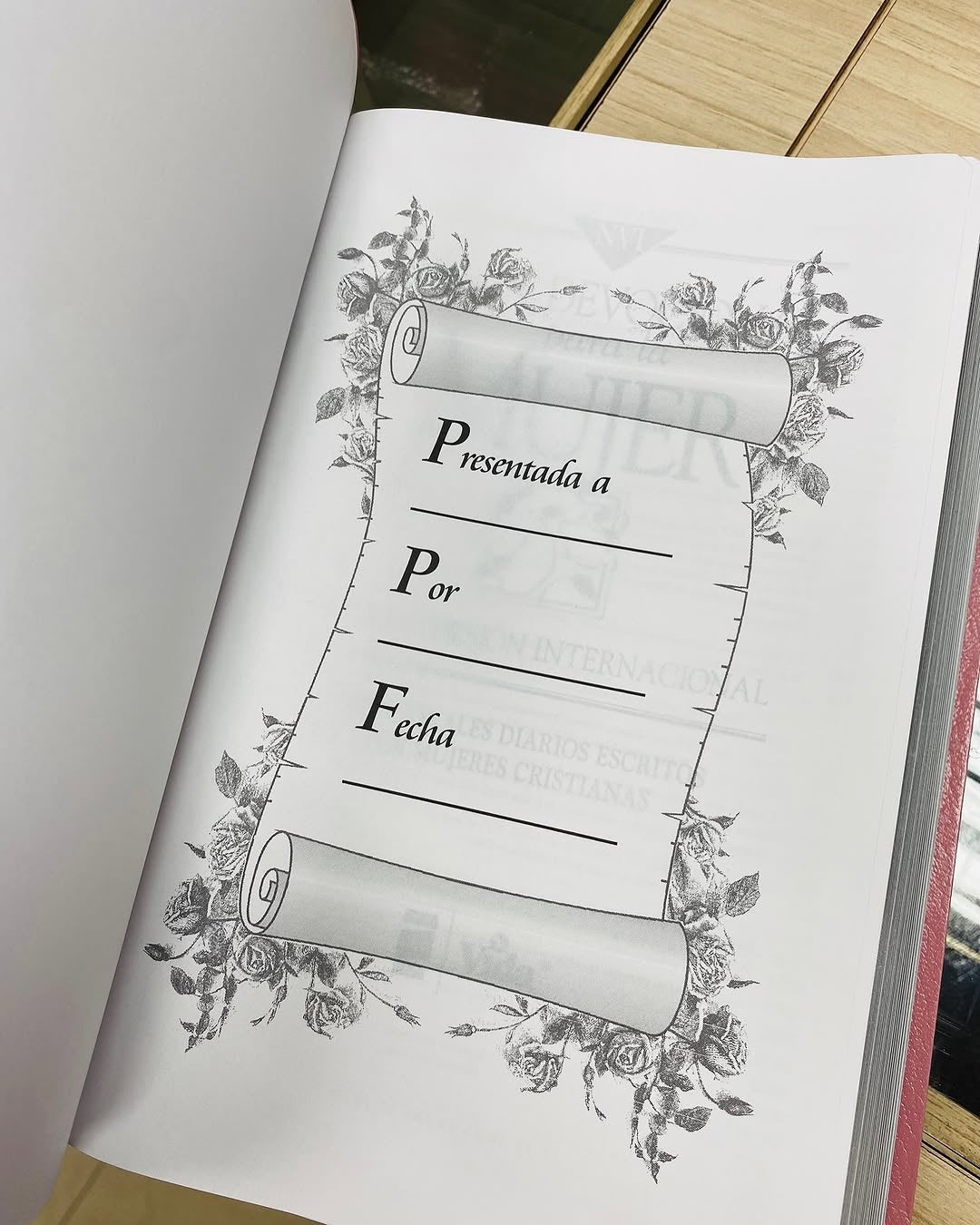 Biblia con devocional para la mujer tapa sencilla letra grande versión NVI